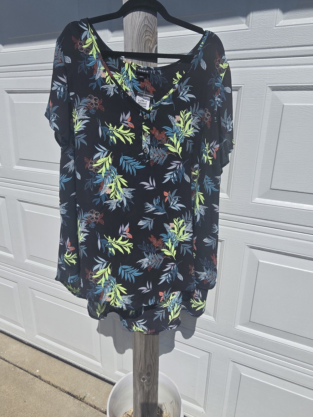 Torrid Black Floral V-Neck Short Sleeve Top with Neon Green & Blue Leaf Print